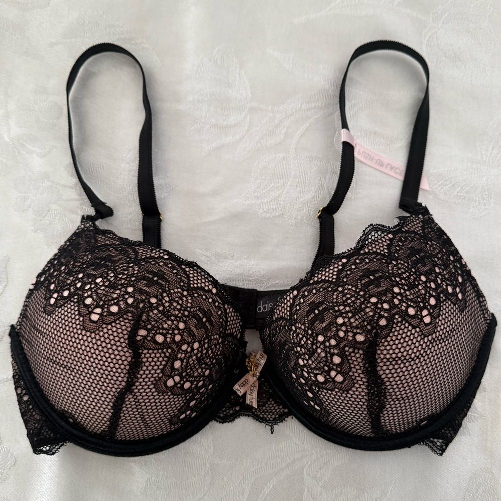 Beautiful Daisy Fuentes push-up lace bra, size 34C